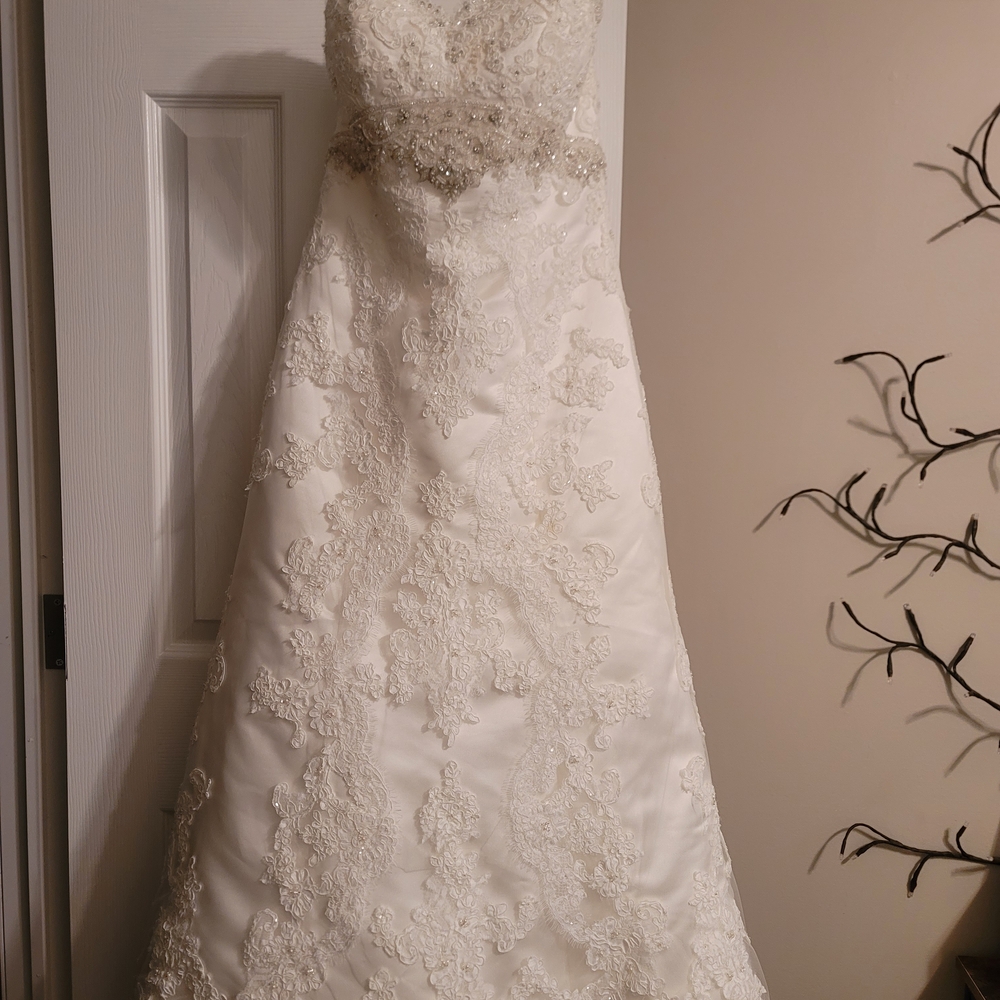 Elegant Lace Wedding Dress Size 8